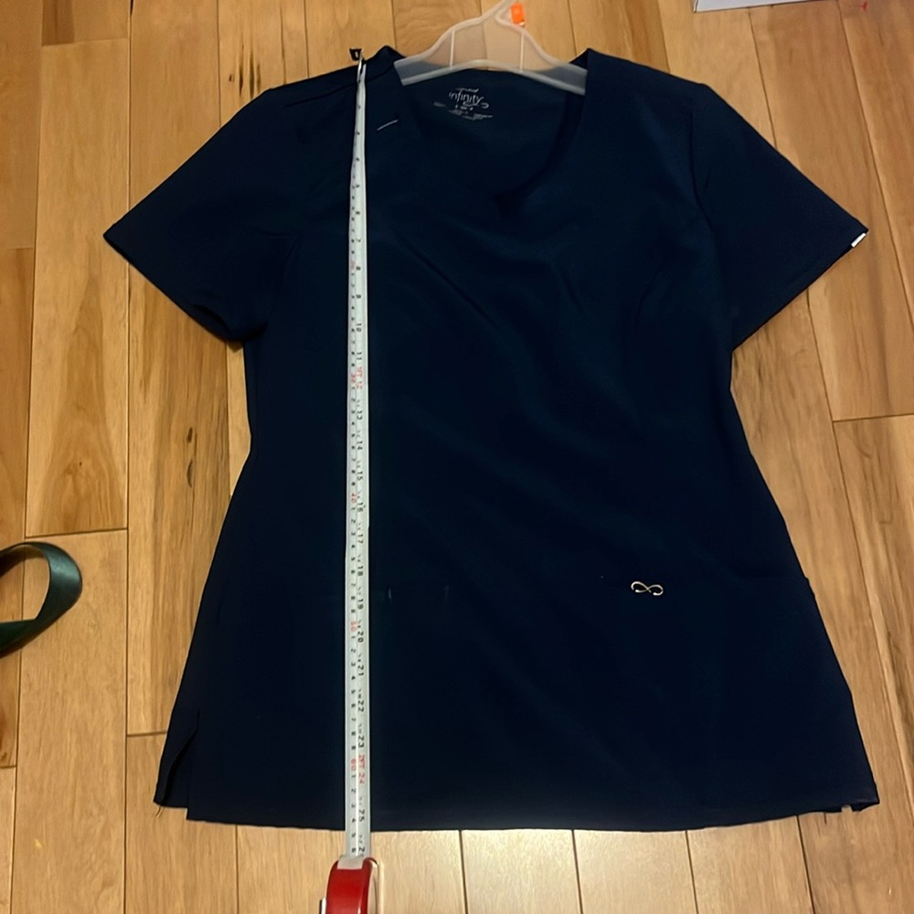 Cherokee Inifinity scrub top - Picture 2 of 4